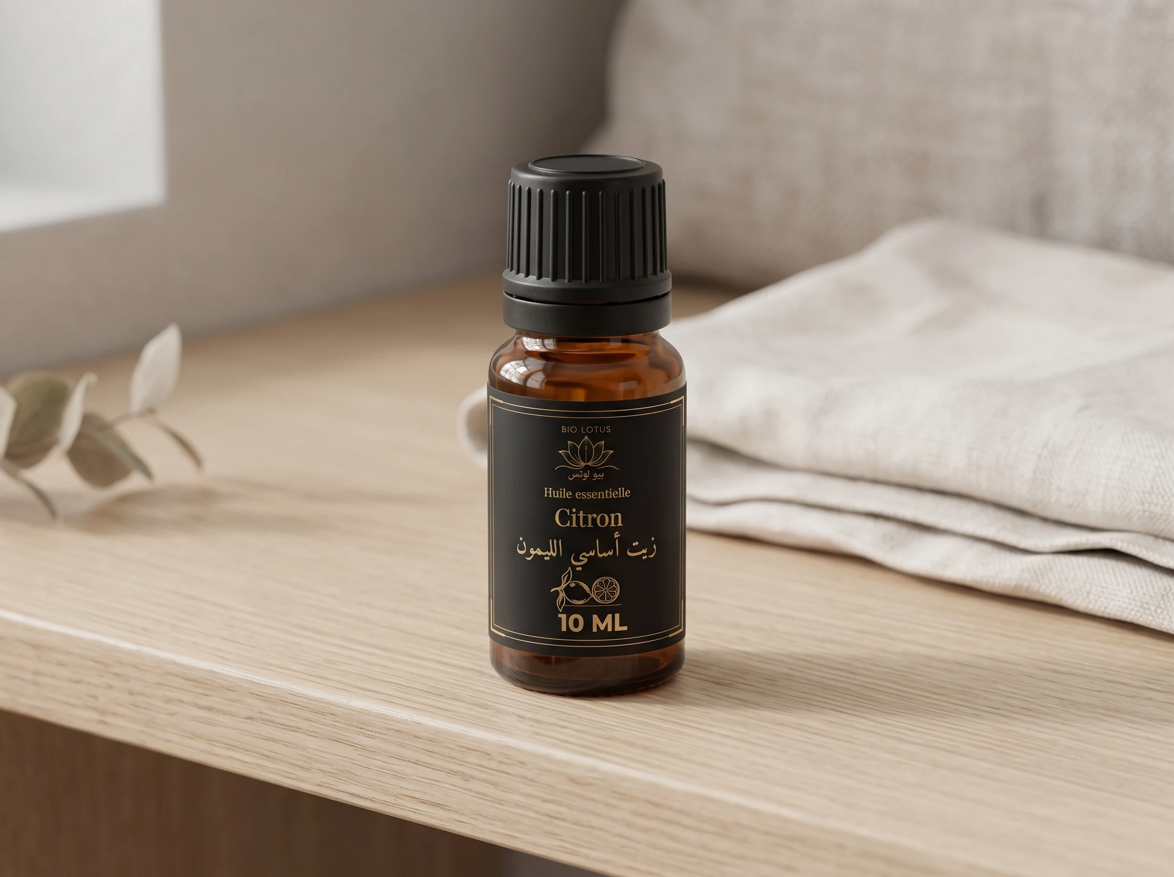 Flacon d'huile essentielle de citron Bio Lotus dans une ambiance intérieure fraîche
