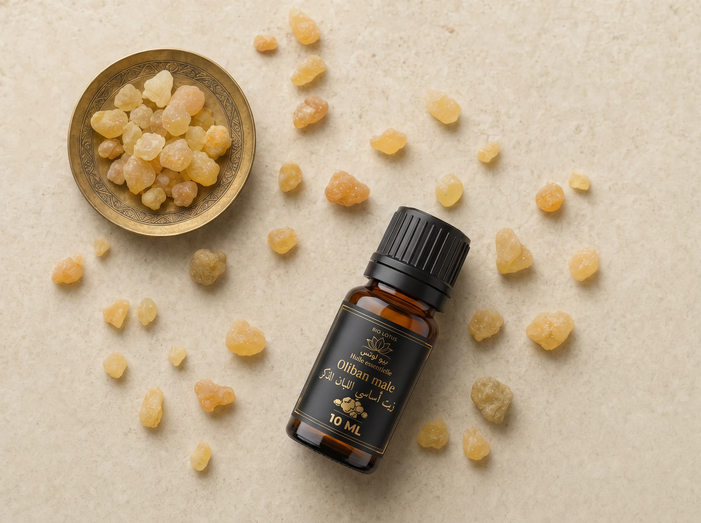 Huile essentielle d'encens Bio Lotus 10ml entourée de résine Boswellia pure dans un bol en laiton