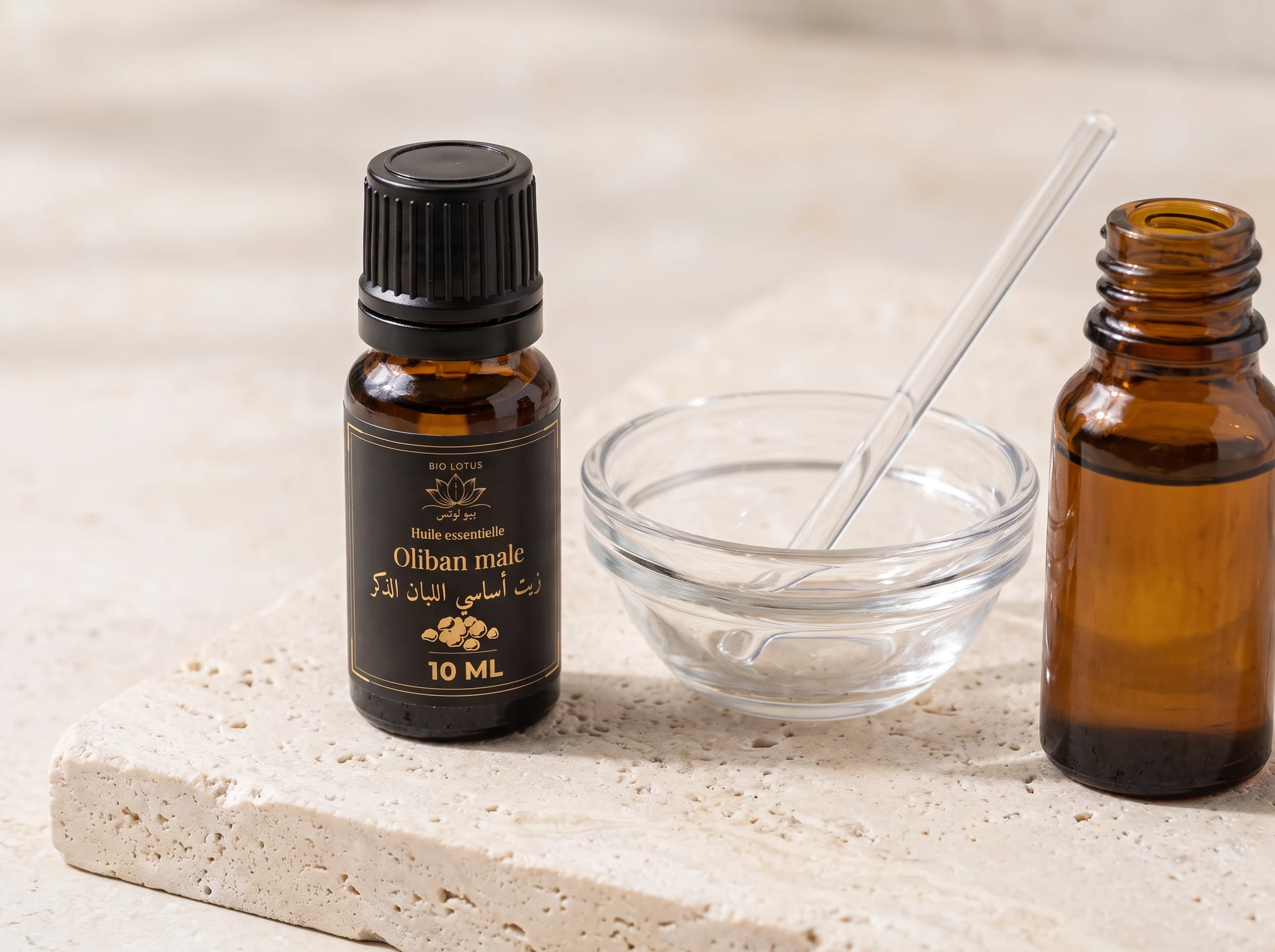 Préparation d'un sérum anti-âge DIY avec l'huile essentielle d'oliban Bio Lotus et un bol doseur