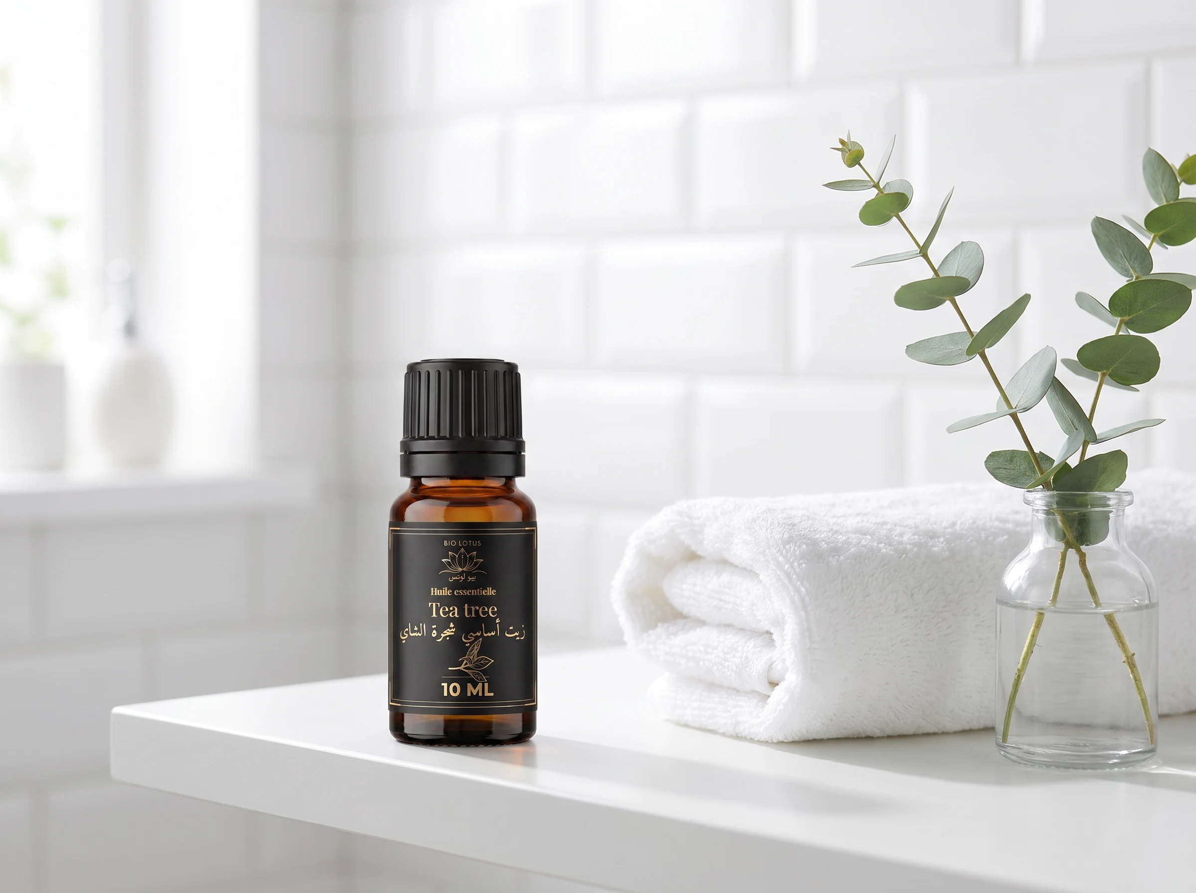 Flacon d'huile essentielle tea tree dans une routine purifiante de salle de bain avec serviette et eucalyptus