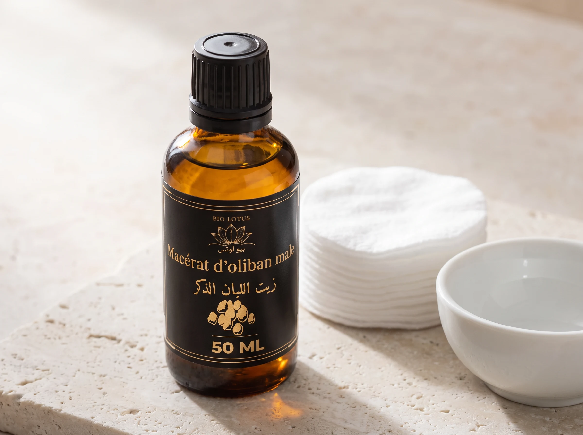 Application du macérat d'oliban Bio Lotus sur coton pour un soin du visage