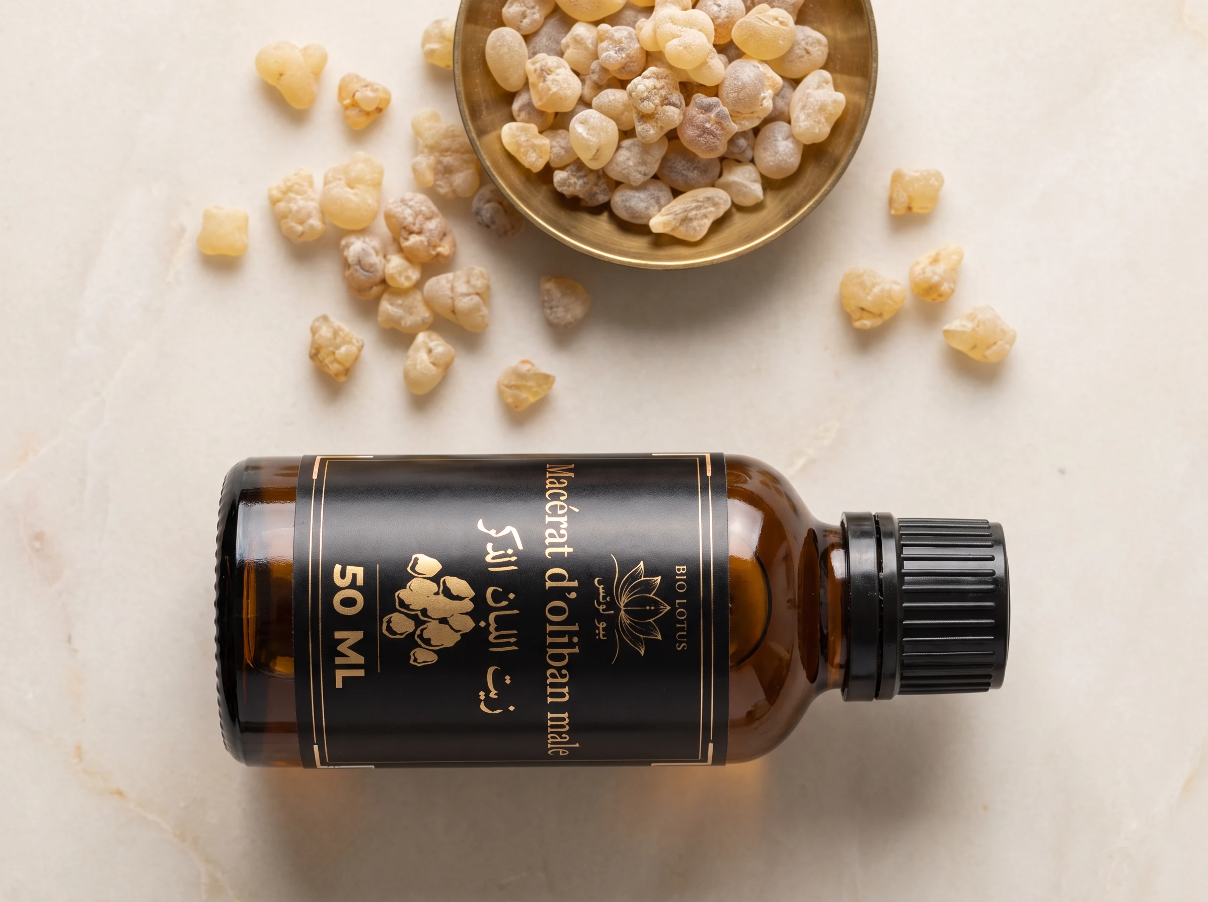Macérat d'oliban Bio Lotus, résine Boswellia et flacon 50ml sur plateau doré